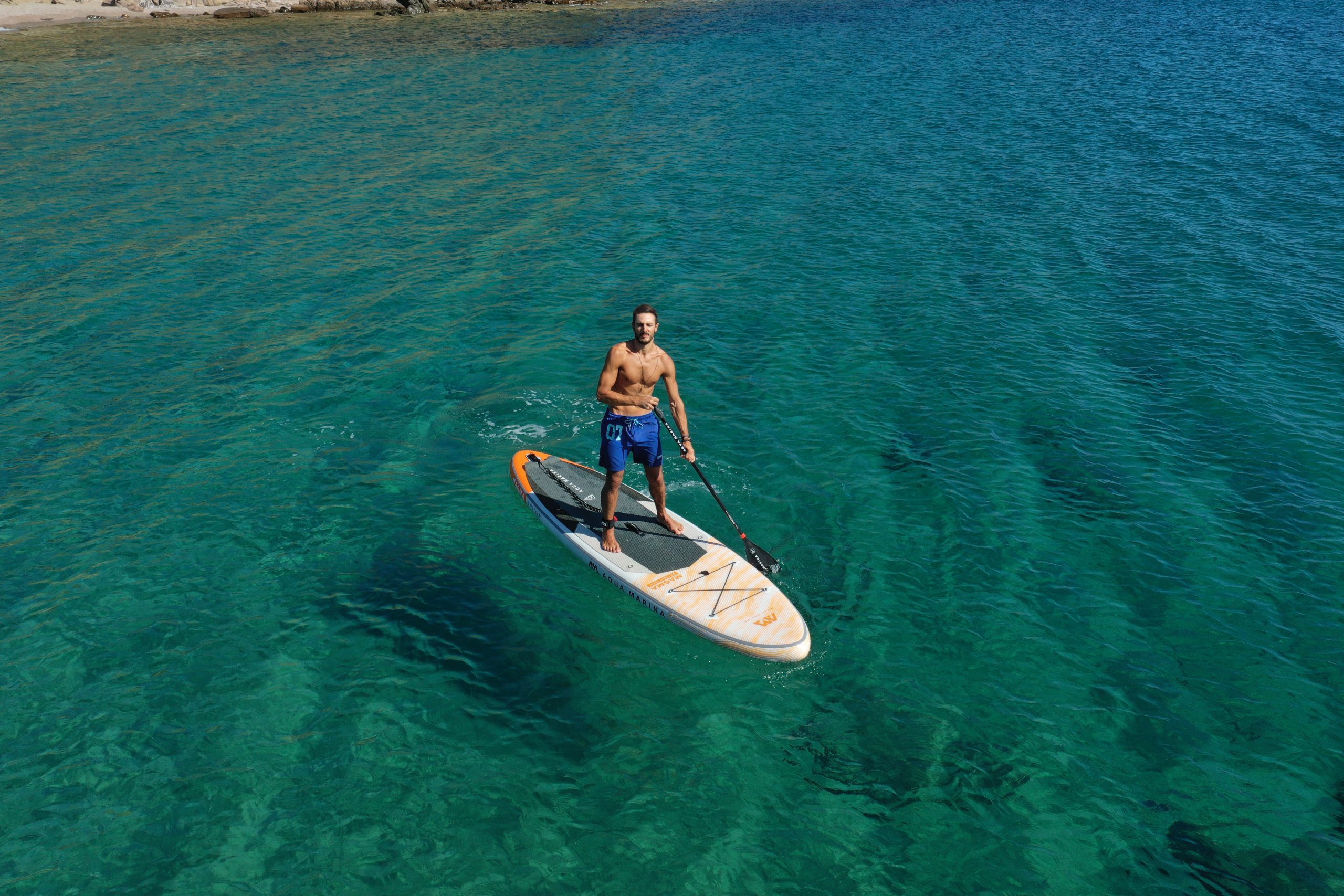 muž na paddleboardu aqua marina nafukovaci paddleboard magma paddleboardy karlin